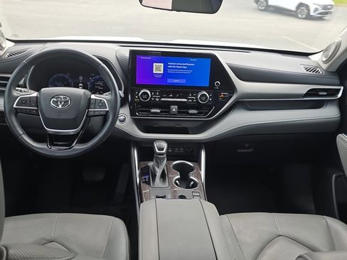 Used 2023 Toyota Highlander Limited FWD image 19