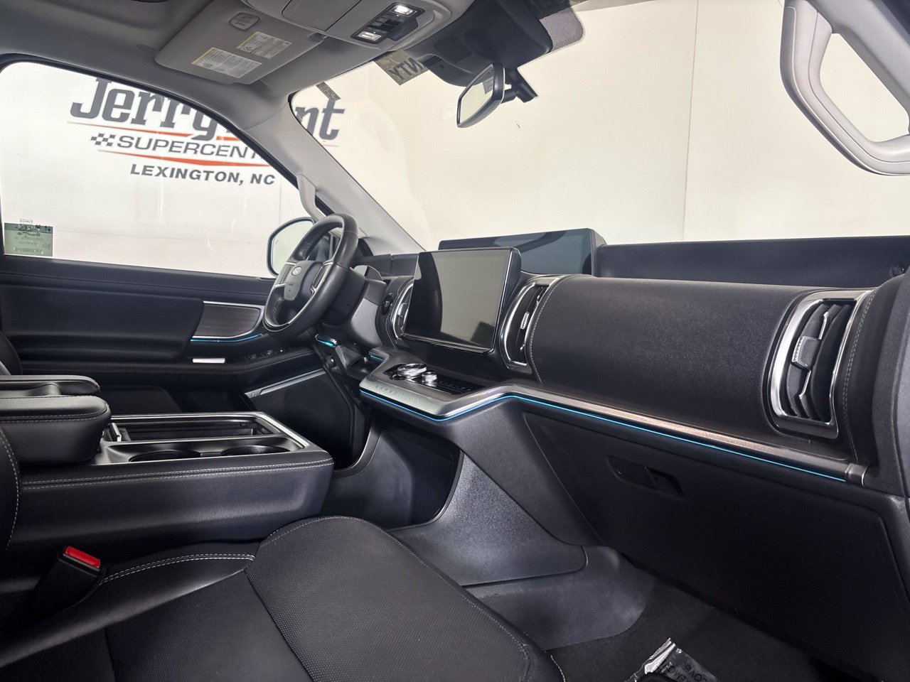 Used 2025 Ford Expedition Platinum AWD/4WD image 34