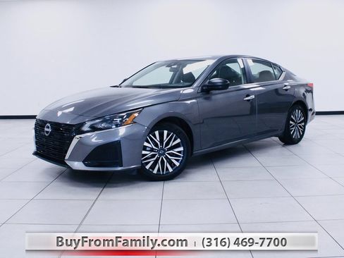 Used 2025 Nissan Altima 2.5 SV image 1