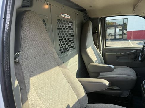 Used 2016 GMC Savana 2500 RWD image 17