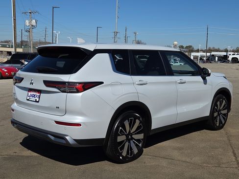 Used 2025 Mitsubishi Outlander SE image 3