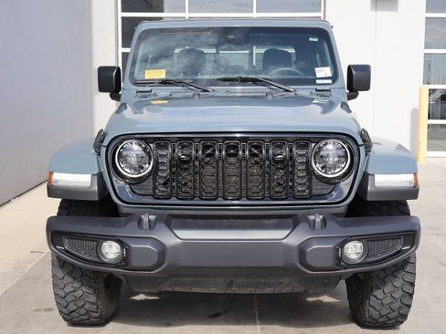 Used 2024 Jeep Gladiator Sport AWD/4WD image 5