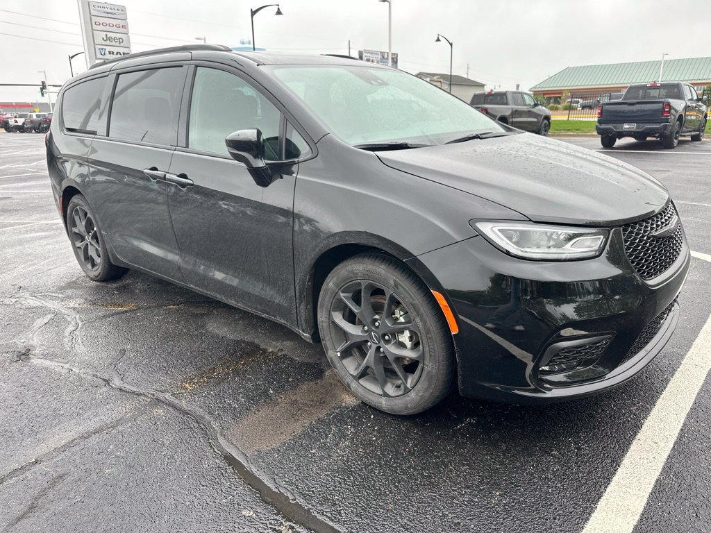 Used 2025 Chrysler Pacifica Limited FWD image 9