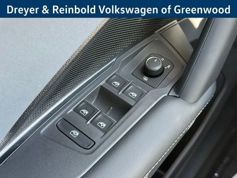 New 2025 Volkswagen Tiguan SE image 25