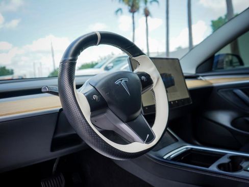 Used 2022 Tesla Model 3 Standard Range RWD image 9