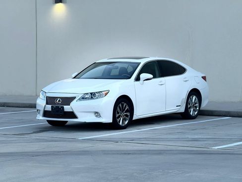 Used 2014 Lexus ES 300h w/ Luxury Package w/Bamboo Trim FWD image 3