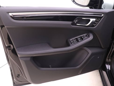 Used 2025 Porsche Macan AWD/4WD image 13