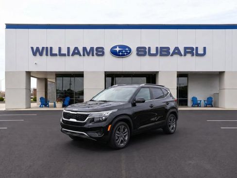 Used 2023 Kia Seltos S w/ Navigation Package FWD image 2