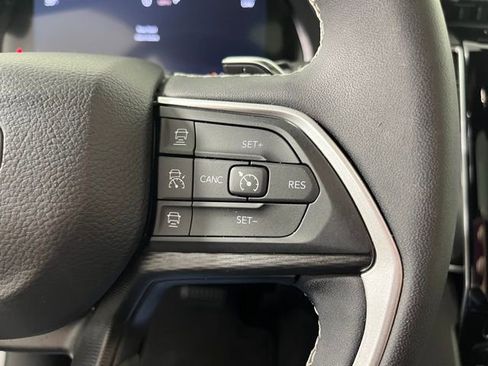 Used 2025 Jeep Grand Cherokee Laredo X image 22