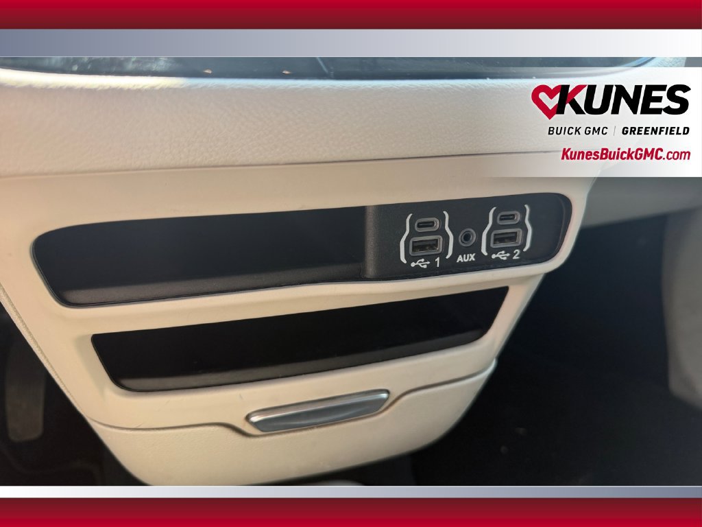 Used 2023 Chrysler Pacifica Touring-L FWD image 34