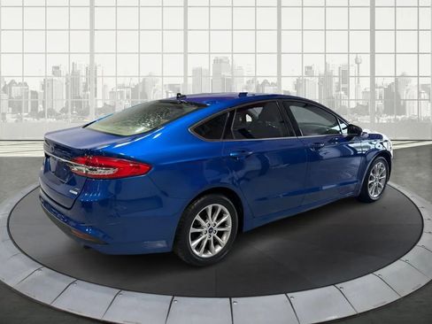 Used 2017 Ford Fusion SE w/ Fusion SE Technology Package image 3
