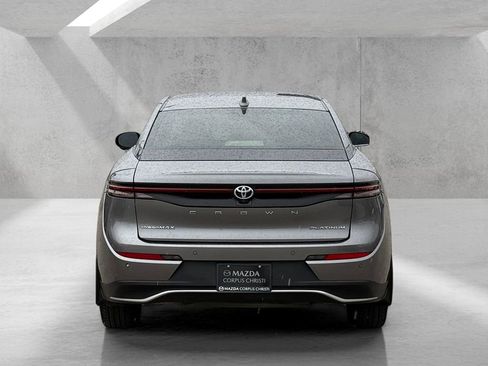 Used 2023 Toyota Crown Platinum image 3