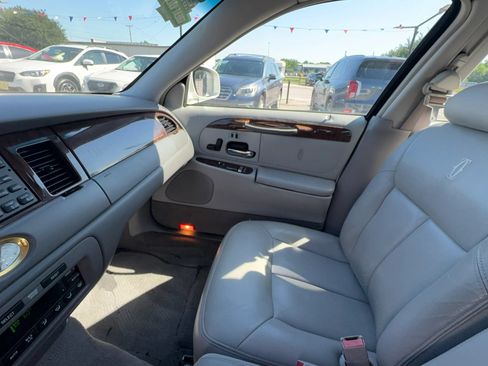 Used 2001 Lincoln Town Car Cartier RWD image 16