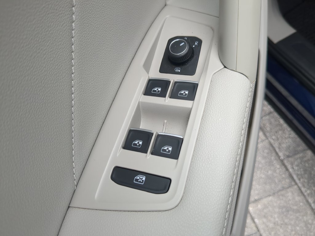 Certified 2023 Volkswagen Tiguan SE FWD image 18