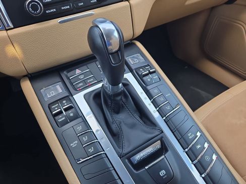 Used 2018 Porsche Macan AWD/4WD image 29
