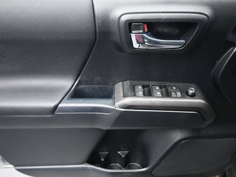 Used 2017 Toyota Tacoma TRD Off-Road w/ Premium & Technology Package AWD/4WD image 10