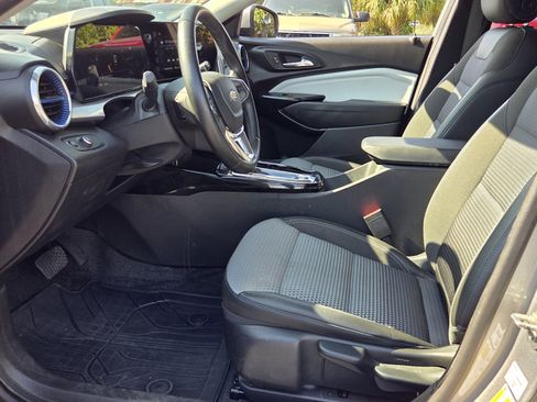 Certified 2025 Chevrolet Trax LT w/ Driver Confidence Package FWD image 9