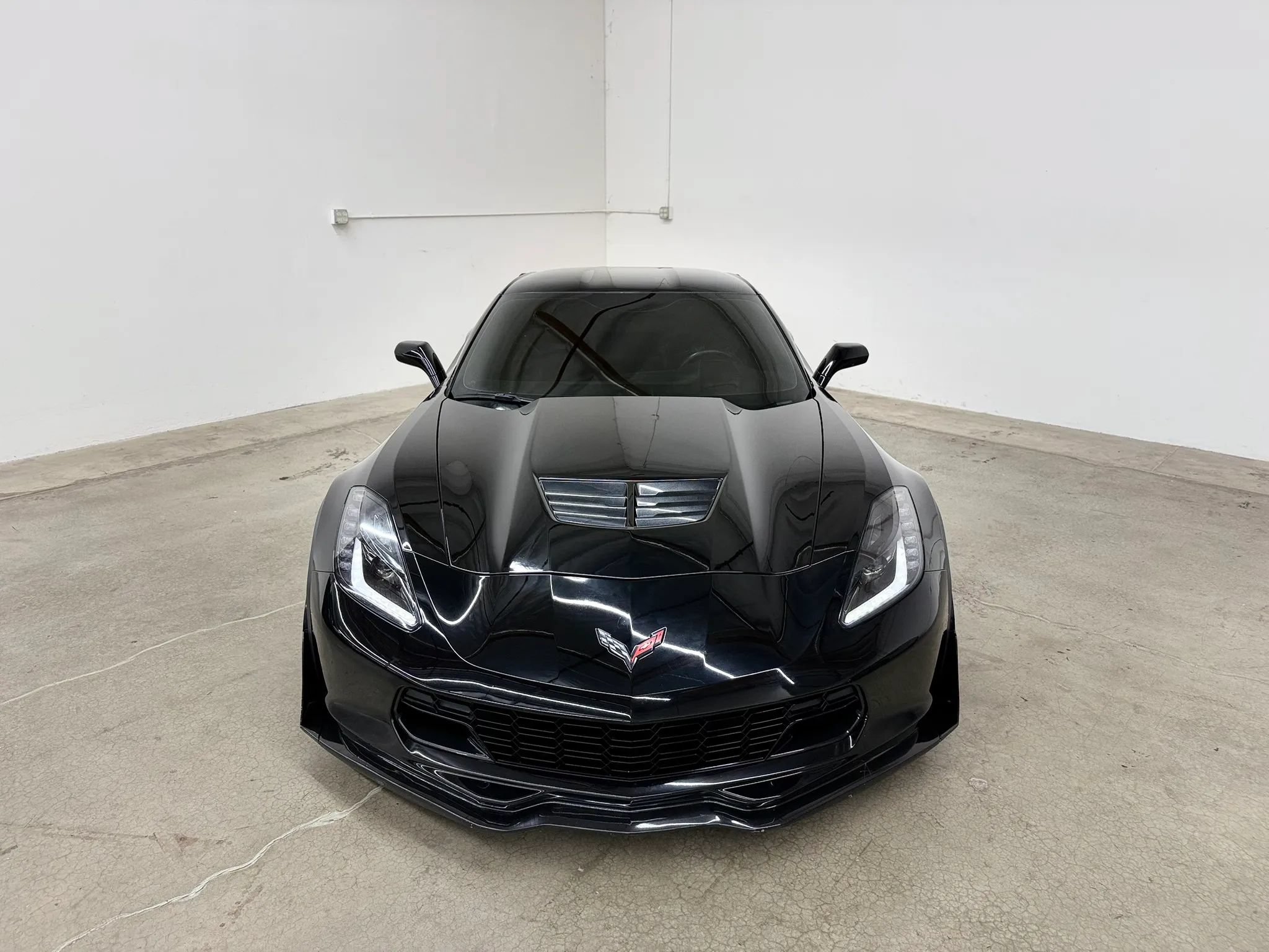 Used 2015 Chevrolet Corvette Z06 w/ 3LZ Preferred Equipment Group RWD image 4