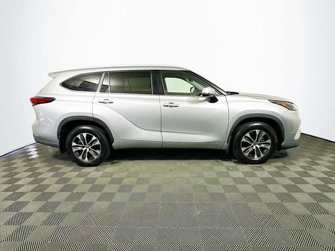 Certified 2023 Toyota Highlander XLE image 9