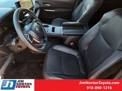 Used 2025 Toyota Sienna Limited image 13