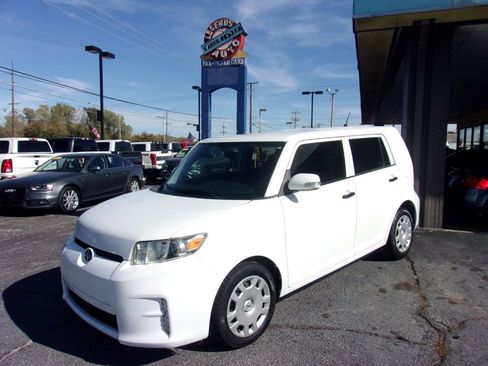 Used 2015 Scion xB 5-Door Wagon 5-Spd MT image 1