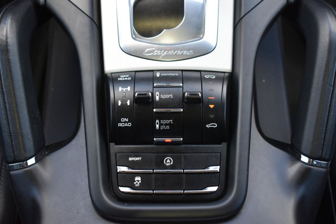 Used 2015 Porsche Cayenne Turbo AWD/4WD image 24