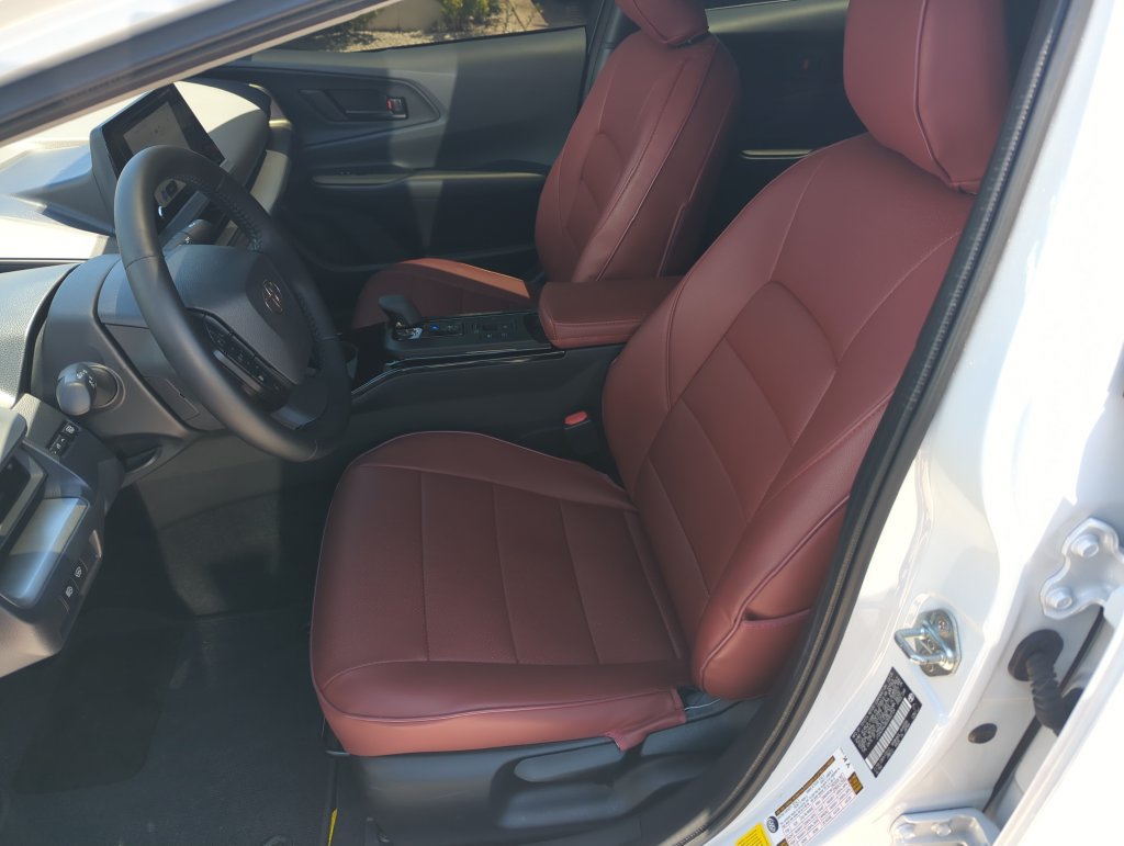 Used 2025 Toyota Prius LE FWD image 11