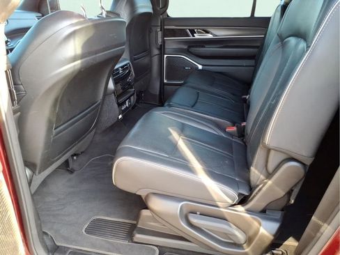 Certified 2024 Jeep Wagoneer L Series II w/ Flexible Seating Group AWD/4WD image 17