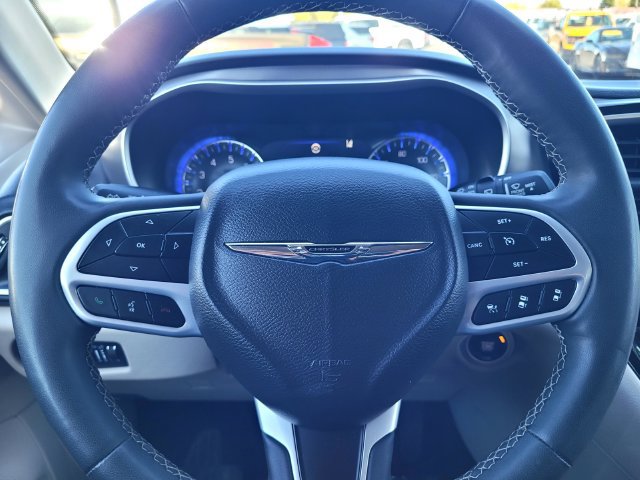 Used 2023 Chrysler Pacifica Touring-L FWD image 26