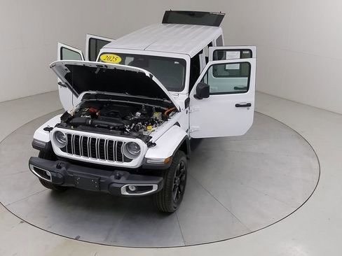 Used 2025 Jeep Wrangler Unlimited Sahara AWD/4WD image 43