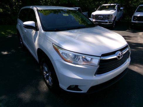 Used 2014 Toyota Highlander Plus AWD/4WD image 2