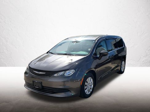 Used 2018 Chrysler Pacifica L FWD image 1