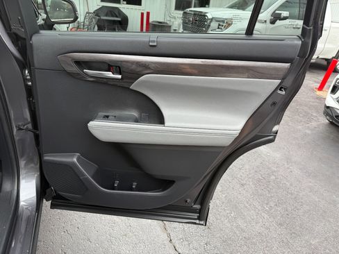 Used 2021 Toyota Highlander Platinum image 22