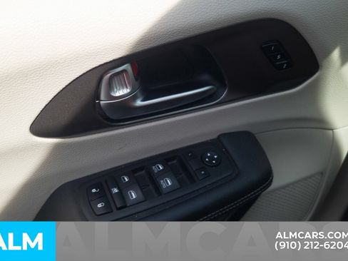 Used 2023 Chrysler Pacifica Touring-L FWD image 15