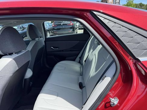 Certified 2025 Hyundai Elantra Limited FWD image 12