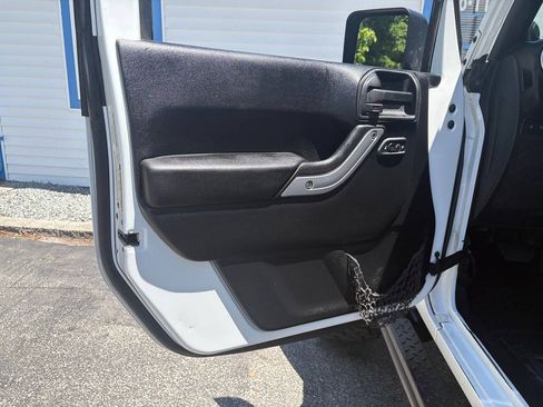 Used 2013 Jeep Wrangler Rubicon AWD/4WD image 10