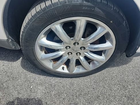 Used 2010 Lincoln MKT 2WD image 2
