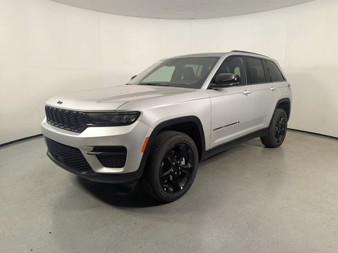 New 2025 Jeep Grand Cherokee Altitude image 3
