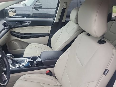 Used 2017 Ford Edge Titanium w/ Equipment Group 301A FWD image 7