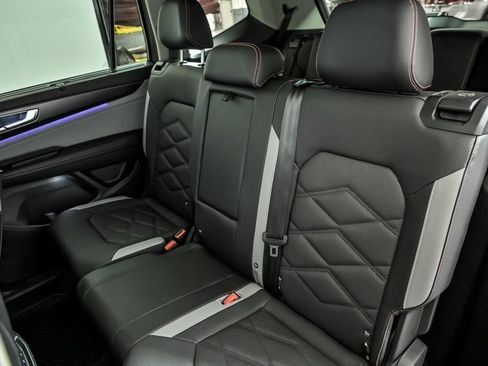 Certified 2025 Volkswagen Atlas Peak Edition SE AWD/4WD image 11