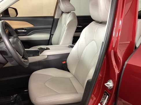Used 2024 Toyota Grand Highlander AWD image 17