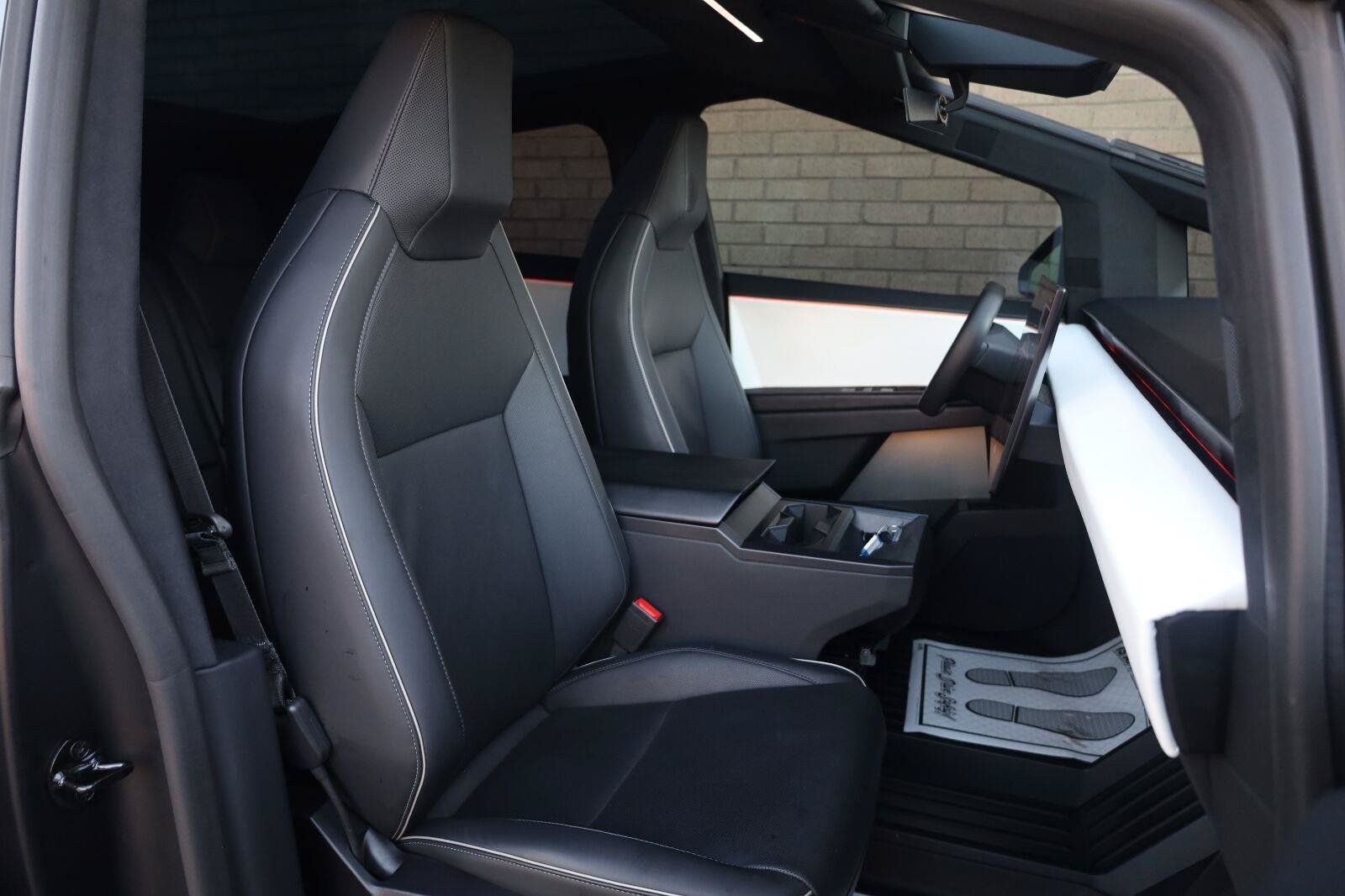 Used 2024 Tesla Cybertruck AWD Crew Cab image 30