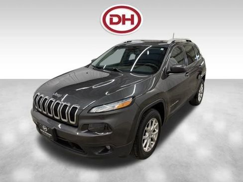 Used 2017 Jeep Cherokee Latitude w/ Cold Weather Group AWD/4WD image 9