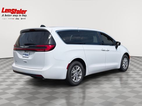 New 2026 Chrysler Pacifica Select image 3