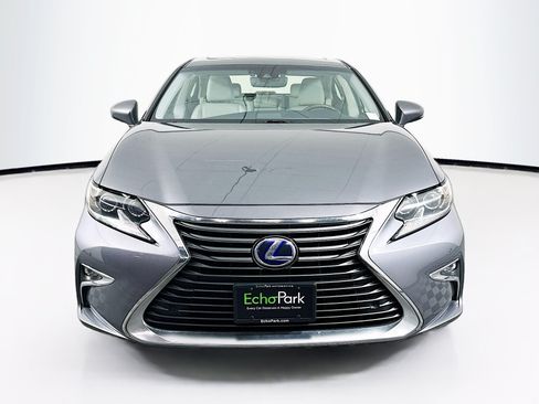 Used 2017 Lexus ES 300h w/ Luxury Package FWD image 2