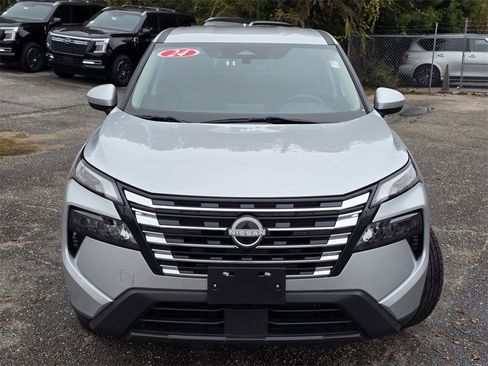 Used 2024 Nissan Rogue SV image 3