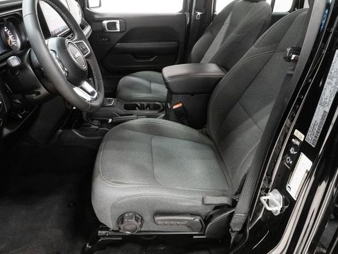 Used 2025 Jeep Wrangler Unlimited Sahara AWD/4WD image 7
