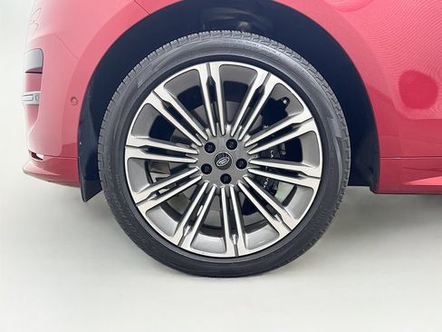 Used 2024 Land Rover Range Rover Sport Dynamic SE AWD/4WD image 2