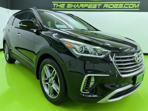 Used 2017 Hyundai Santa Fe FWD image 2