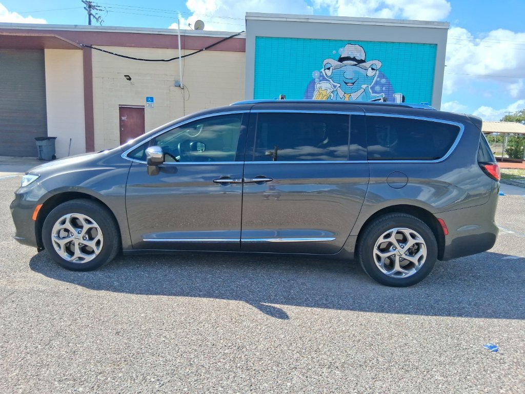 Used 2021 Chrysler Pacifica Limited AWD/4WD image 6